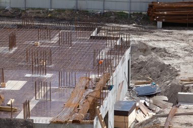 bir apartman binası inşaatı