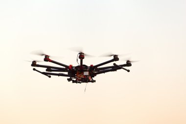 Quadcopter, helikopter, uçak