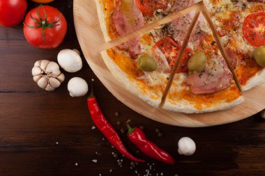 ev yapımı pizza jambon, peynir ve zeytin.