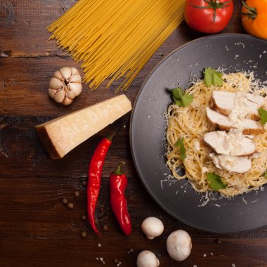 Beyaz soslu spagetti