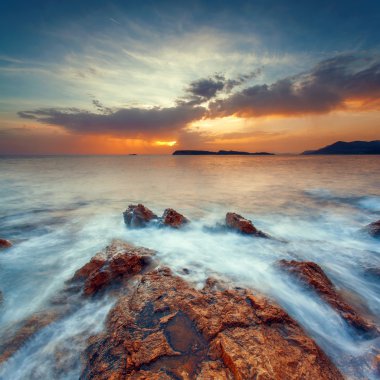 Gün batımında güzel deniz manzarası