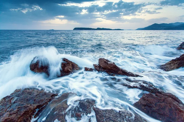 Hermoso paisaje marino al atardecer — Foto de Stock