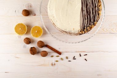 Ceviz ve beyaz kremalı havuçlu kek. Üstten Görünüm.