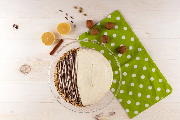 Karottenkuchen mit Walnüssen und weißer Sahne. Ansicht von oben. — Stockfoto