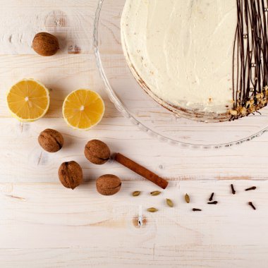 Ceviz ve beyaz kremalı havuçlu kek. Üstten Görünüm.