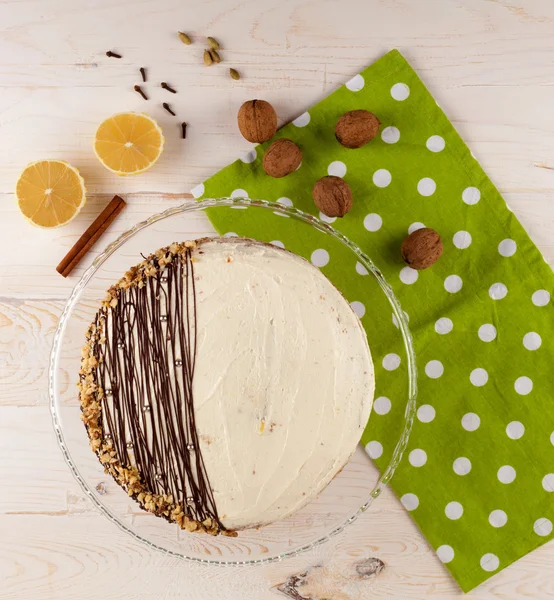 Karottenkuchen mit Walnüssen und weißer Sahne. Ansicht von oben. — Stockfoto