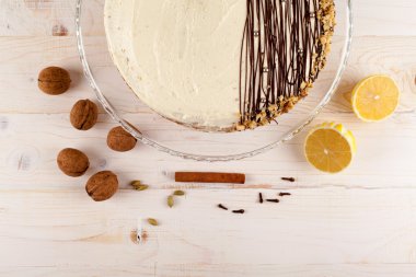 Ceviz ve beyaz kremalı havuçlu kek. Üstten Görünüm.