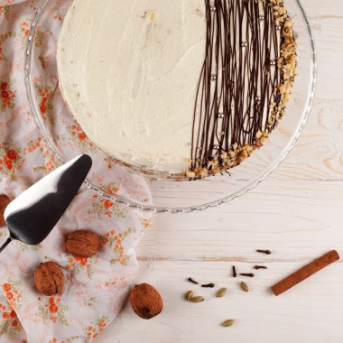 Ceviz ve beyaz kremalı havuçlu kek. Üstten Görünüm.