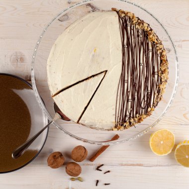 Ceviz ve beyaz kremalı havuçlu kek. Üstten Görünüm.