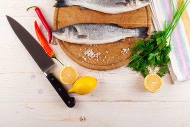 Beyaz bir arka plan üzerinde iki taze deniz levreği. Üstten Görünüm.