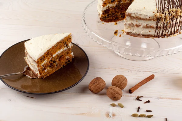 Karottenkuchen mit Walnüssen und weißer Sahne. — Stockfoto