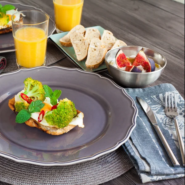 Healthy breakfast with egg and vegetables — Stock Photo, Image