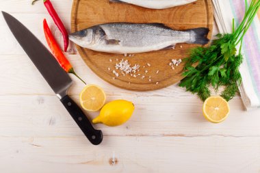 Beyaz bir arka plan üzerinde iki taze deniz levreği. Üstten Görünüm.