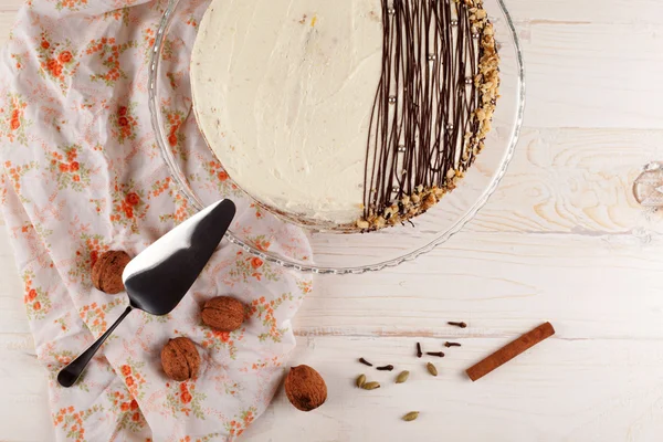 Karottenkuchen mit Walnüssen und weißer Sahne. Ansicht von oben. — Stockfoto