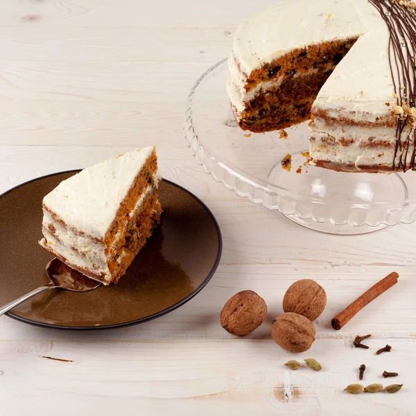 Karottenkuchen mit Walnüssen und weißer Sahne. — Stockfoto