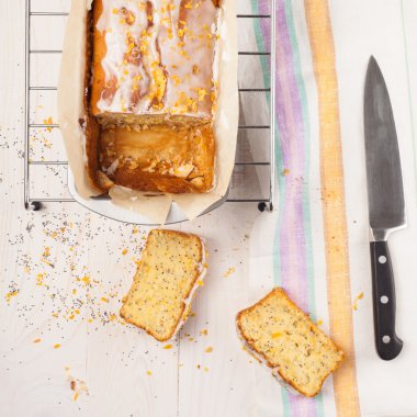 Haşhaş tohumu ile limonlu kek. Dilimlenmiş.