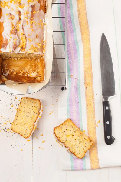 Zitronenkuchen mit Mohn. geschnitten. — Stockfoto