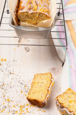 Haşhaş tohumu ile limonlu kek. Dilimlenmiş.