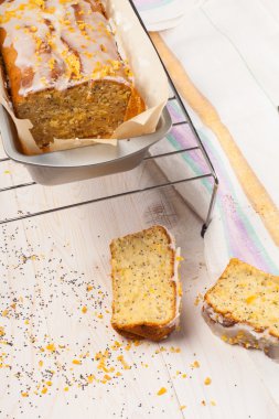 Haşhaş tohumu ile limonlu kek. Dilimlenmiş.