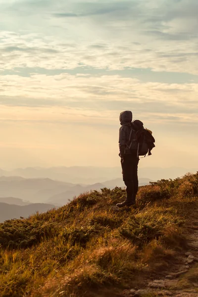 Мандрівник з рюкзаком та гірською панорамою — стокове фото