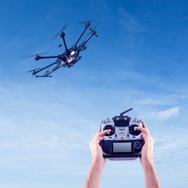 Adam uçan uçağı kontrol eder.