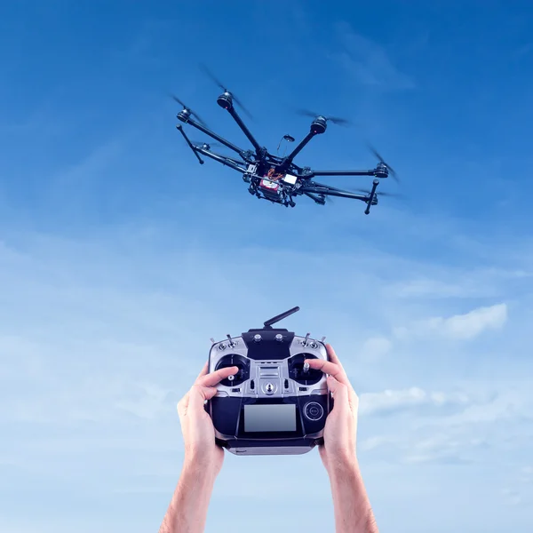 L'homme contrôle les drones volants — Photo