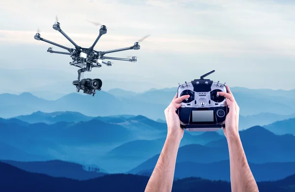 Man regelt de vliegende drones — Stockfoto