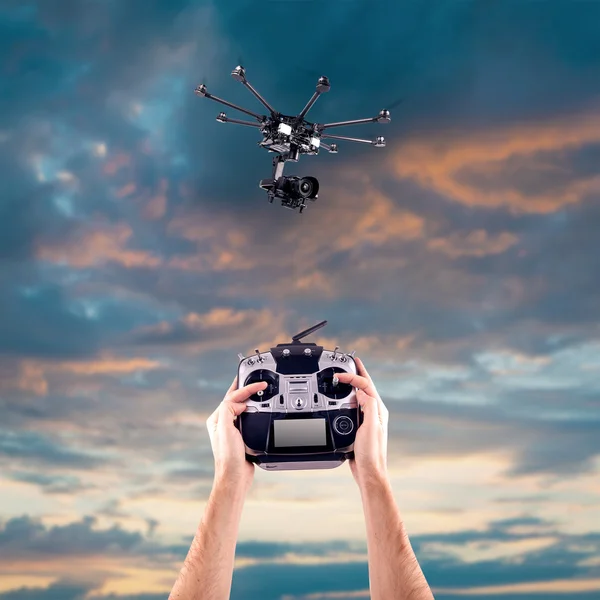 L'uomo controlla i droni volanti — Foto Stock
