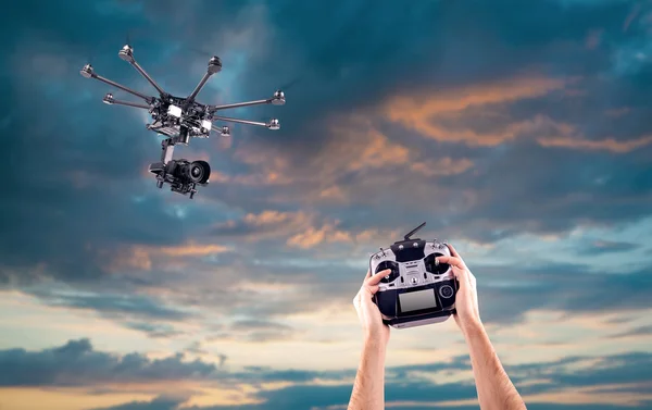 Man regelt de vliegende drones — Stockfoto