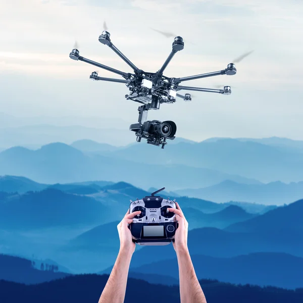 Man controls the flying drones — Stock Photo, Image