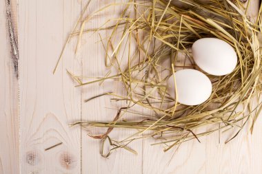Beyaz ahşap zemin üzerinde Paskalya yumurtaları