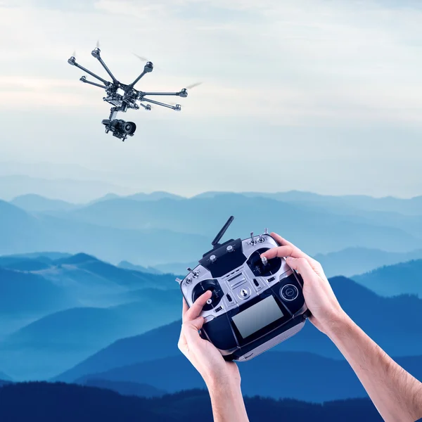 Man regelt de vliegende drones — Stockfoto