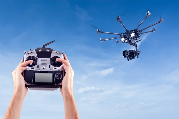Mężczyzna kontroluje latające drony — Zdjęcie stockowe