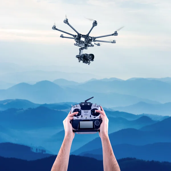El hombre controla los drones voladores —  Fotos de Stock