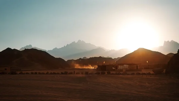 Günbatımı dağlarında çölde bedevi Köyü