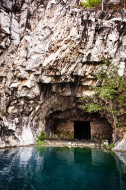 Karelya sular altında Mermer Ocağı mağara