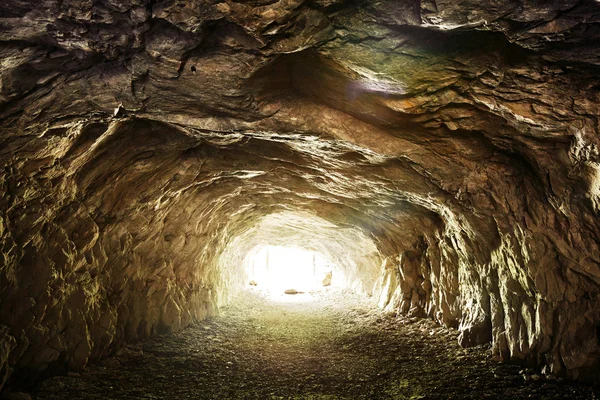 Terk edilmiş tünelin sonunda parlak ışık