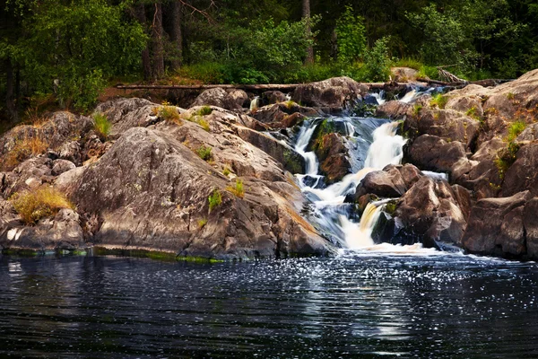 Pequeña cascada y roca en el bosque en Karelia —  Fotos de Stock