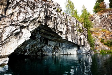 Karelya sular altında Mermer Ocağı mağara