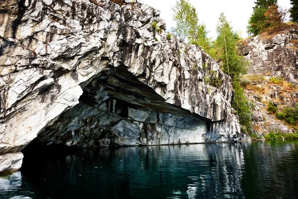 Karelya sular altında Mermer Ocağı mağara