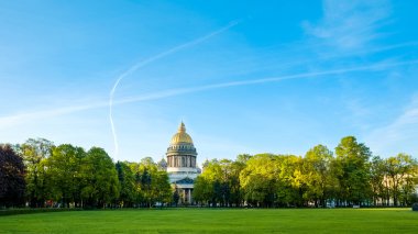 Isaac Katedrali ve onun önünde çim