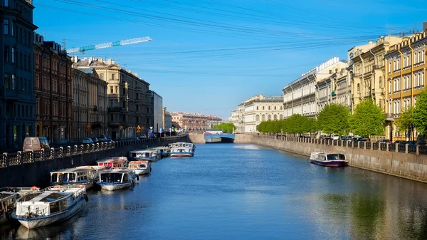 Fontanka River Blaue Brücke und Ausflugsboote in Saint petersbur — Stockfoto