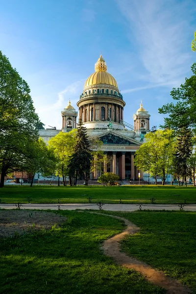 Cathédrale Isaac et parc devant lui — Photo