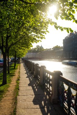 Fontanka Nehri ve kırmızı köprü, Saint Petersburg