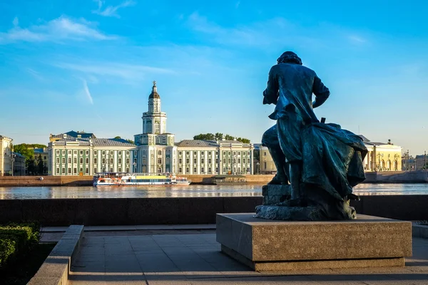 Kunstkammer e statua di Pietro il Primo sulla riva del fiume Neva — Foto Stock