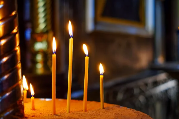 İç katedral av için yanan mumlar ile