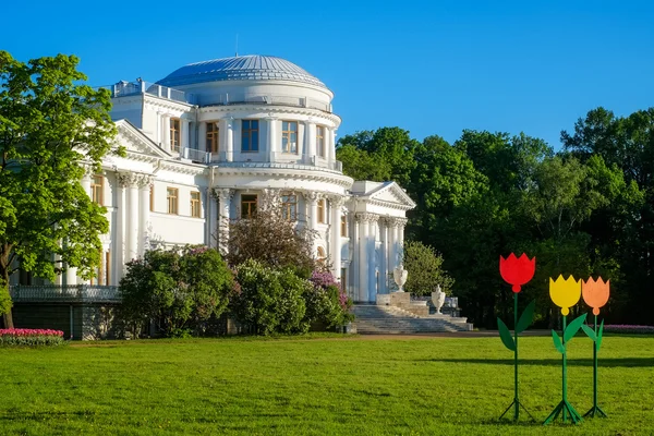 Palazzo di Elagin e figure di tulipani in parco di Kirov — Foto Stock