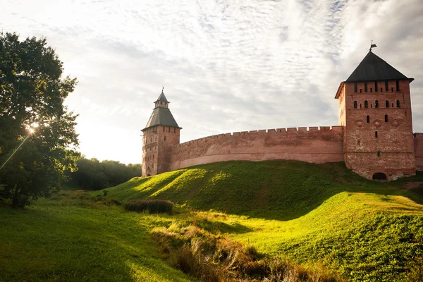 Красная кирпичная стена кремля Великого Новгорода — стоковое фото