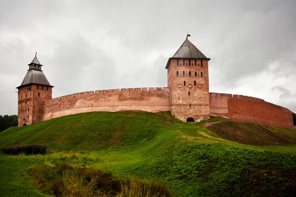 Kremlin de Gran Nóvgorod en día nublado — Foto de Stock