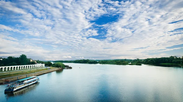 Jaroslaw Gericht und Fluss Wolchow in großer Novgorod — Stockfoto